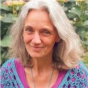 Professeur de yoga donne cours de hatha yoga et de yoga nidra aux particuliers, entreprises et institutions
